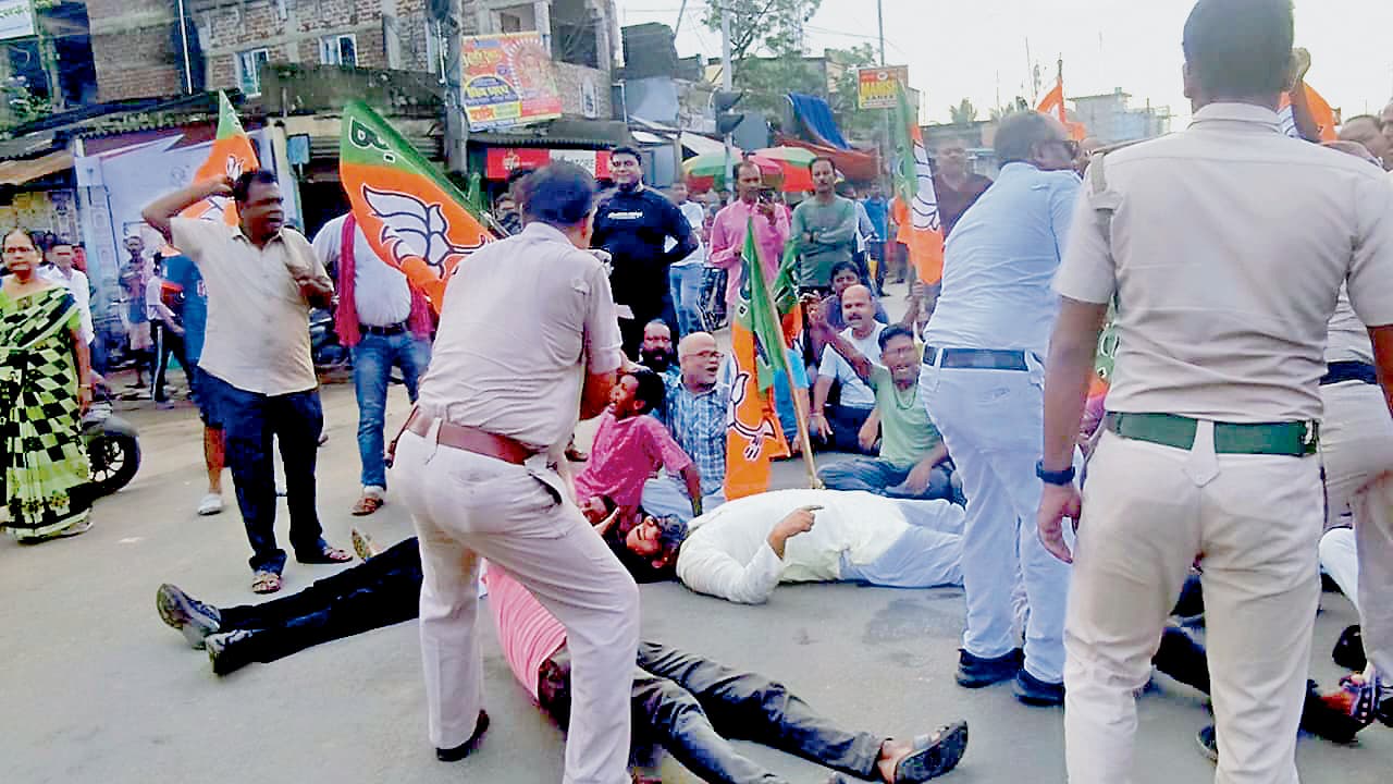 पानागढ़ में भाजपा ने जीटी रोड पर टायर जलाकर किया प्रतिवाद