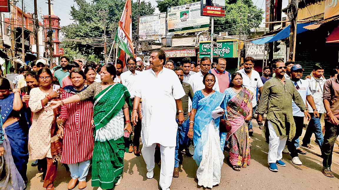 बंद को विफल करने के लिए तृणमूल सांसद उतरे सड़कों पर