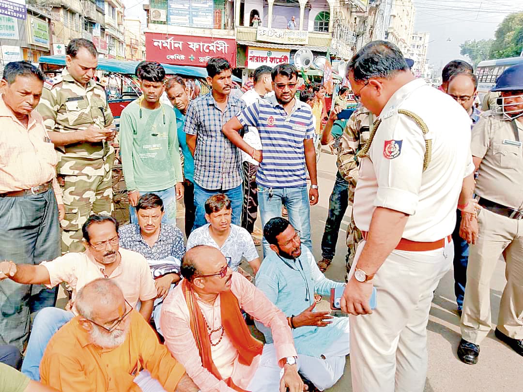 बीरभूम में भाजपा का प्रदर्शनसड़क पर किया चक्का जाम