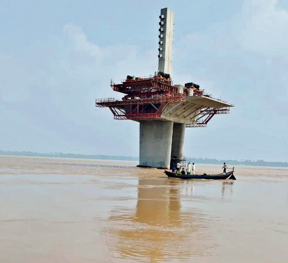 सिक्सलेन पुल के पाया से टकरा गंगा नदी में डूबी नाव, दो लापता