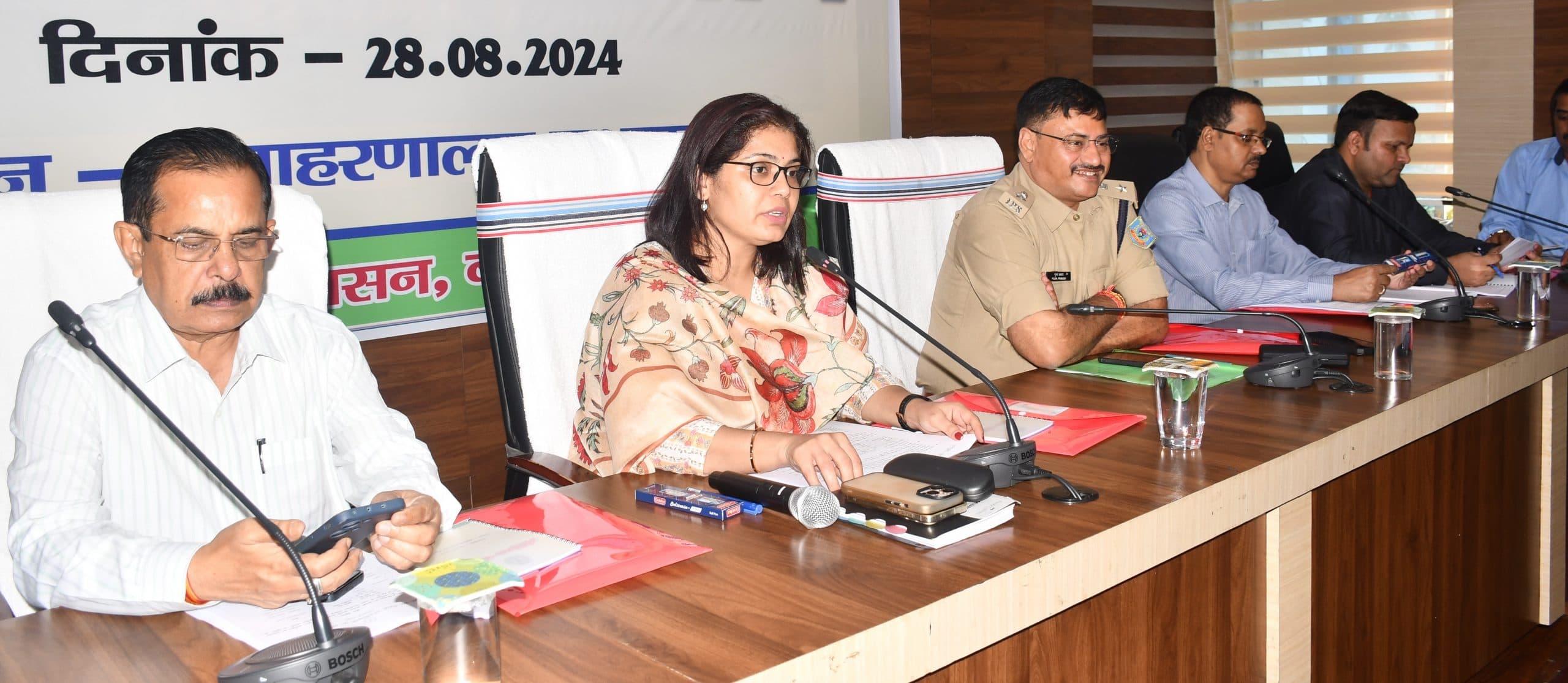 निजी स्कूल की मनमानी पर जिला शिक्षा पदाधिकारी लगायें रोक : उपायुक्त