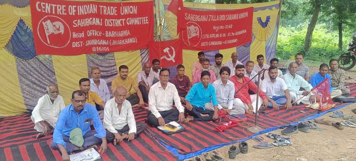 मांगों के समर्थन में सीपीएम समर्थकों ने दिया धरना