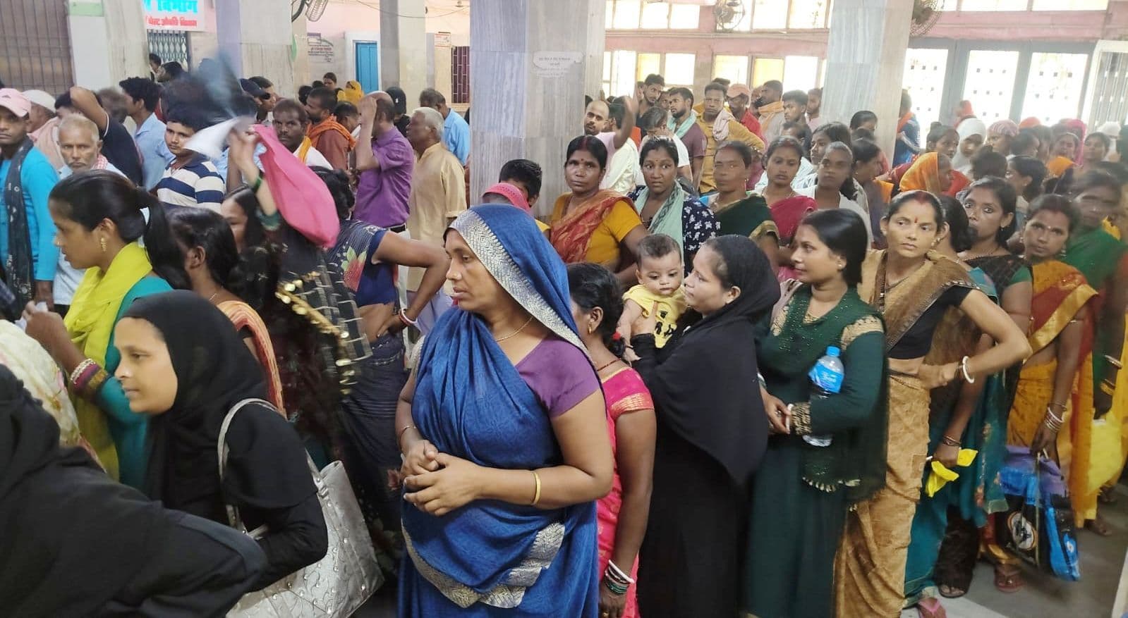 मायागंज अस्पताल के ओपीडी में उमड़े मरीज, इलाज में विलंब होने पर किया हंगामा