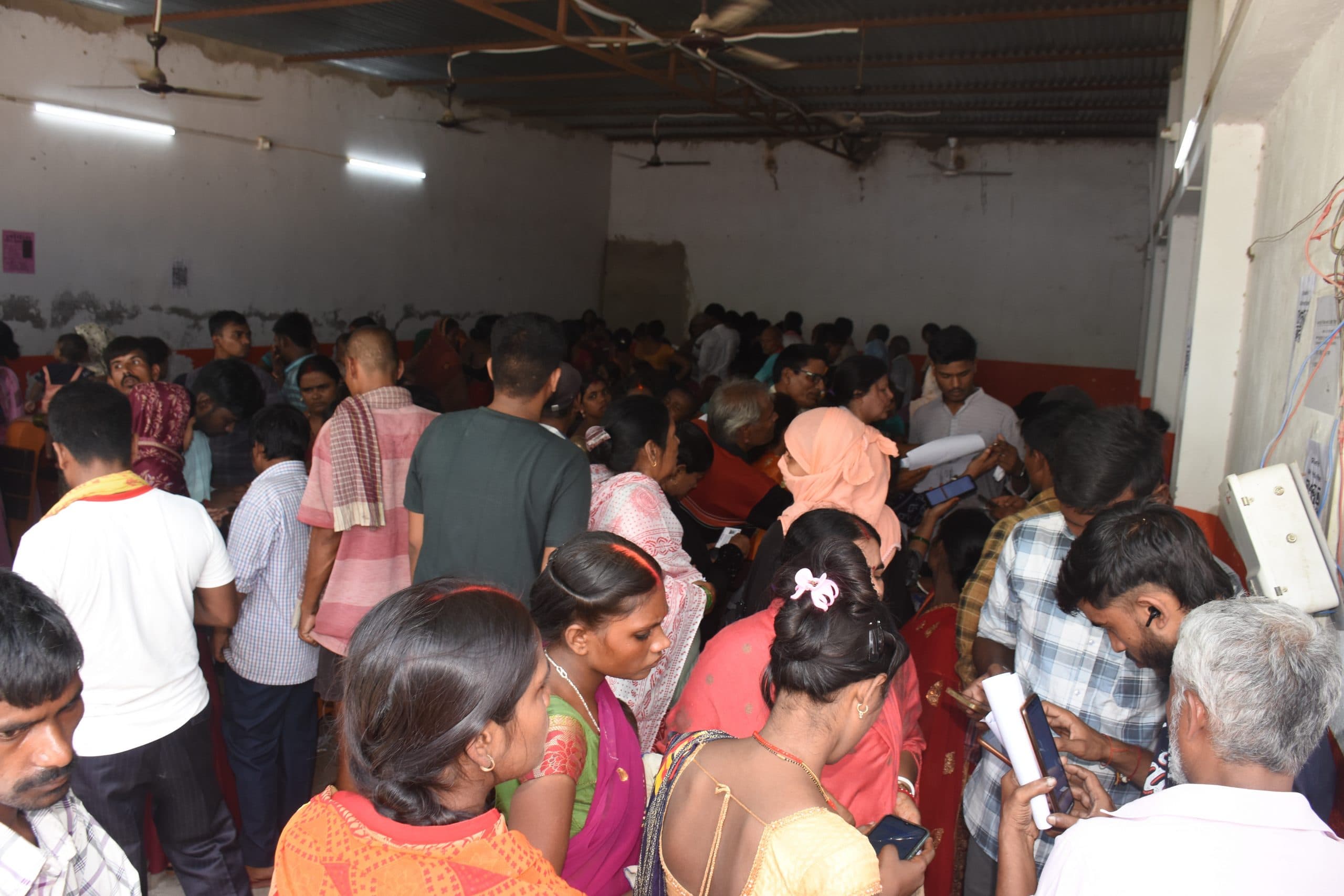 बिना मोबाइल वाले मरीजों का रजिस्ट्रेशन नहीं होने के बाद हंगामा