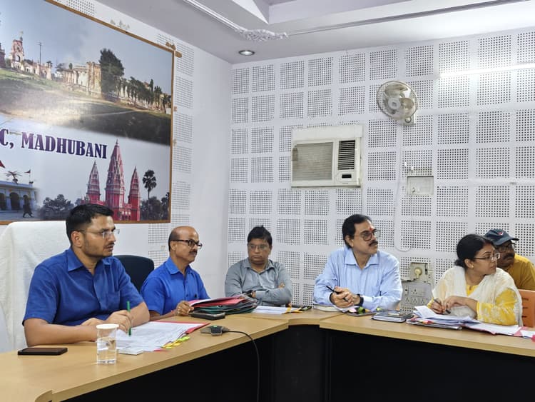 madhubani news अनुपस्थित झंझारपुर के पीएचईडी कार्यपालक अभियंता से स्पष्टीकरण सहित वेतन स्थगित