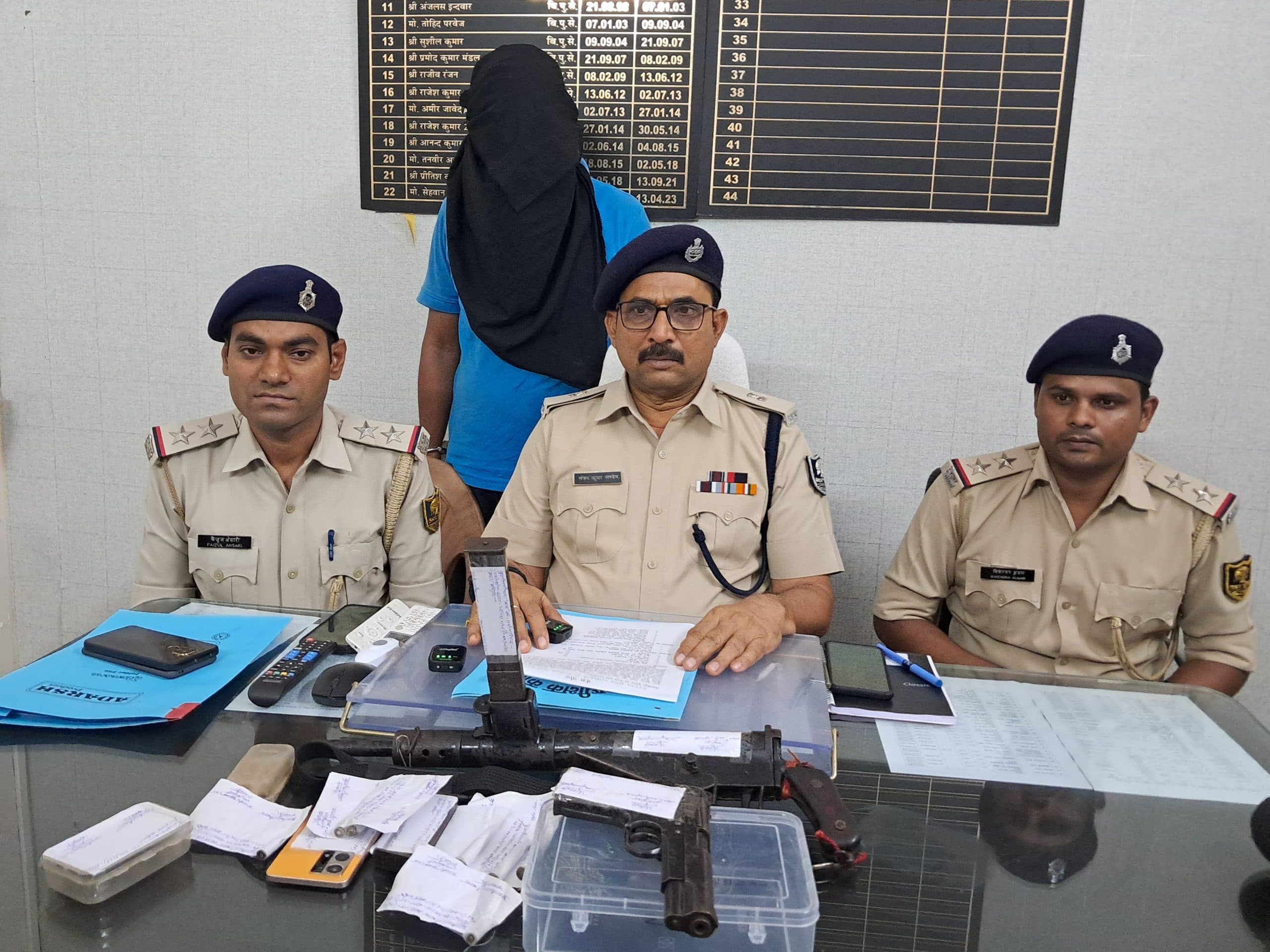 Samastipur News: Crime News:आटाेमेटिक कार्रबाइन व पिस्टल के साथ शातिर गिरफ्तार