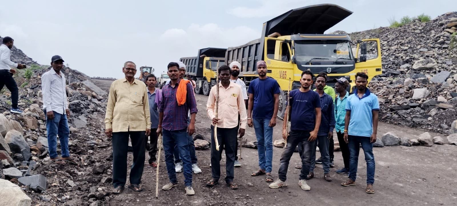 विस्थापितों ने आउटसोर्सिंग कार्य किया ठप