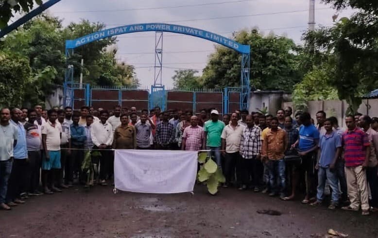 एक्शन इस्पात के पूर्व कर्मचारियों ने बकाया व नौकरी की मांग पर दिया धरना, आश्वासन पर हुए शांत