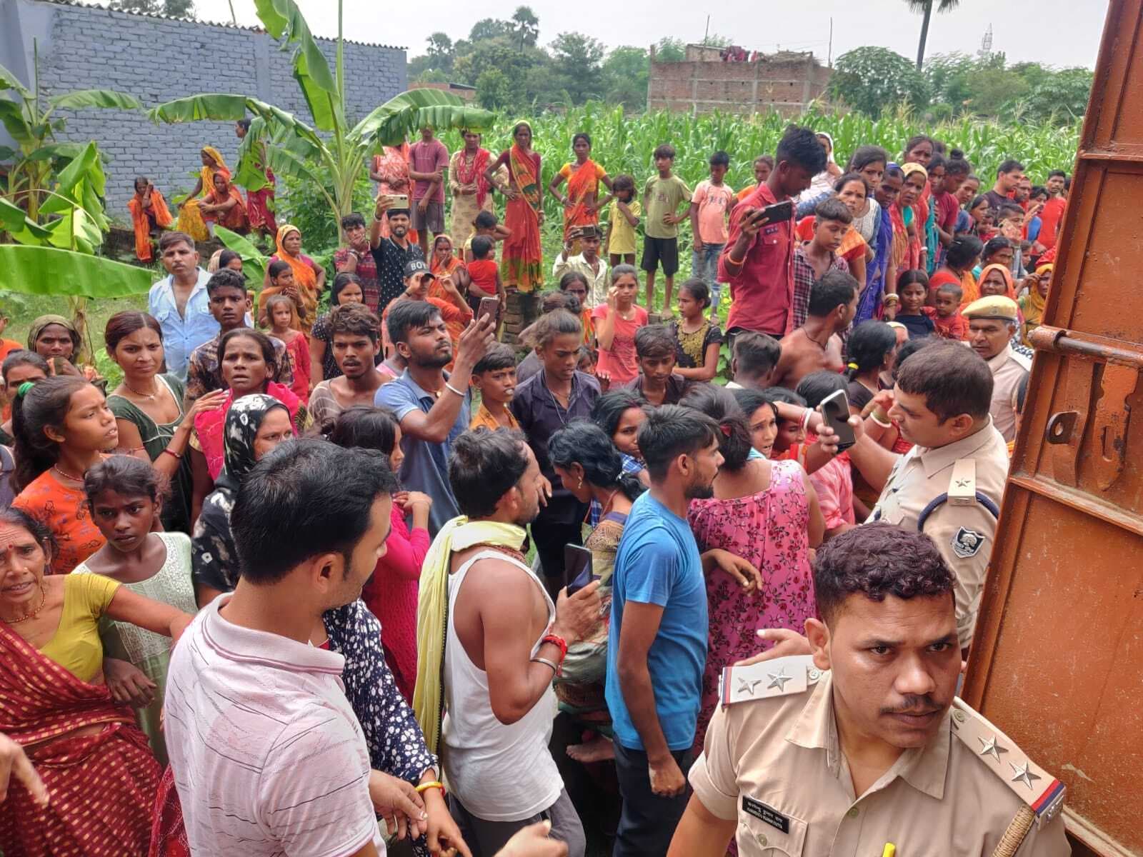 Samastipur News:Crime News:जहरीला पेय पदार्थ पीने से युवक की मौत, चार की हालत गंभीर,ग्रामीणों ने शराब धंधेबाज के घर किया हंगामा, तोड़फोड़