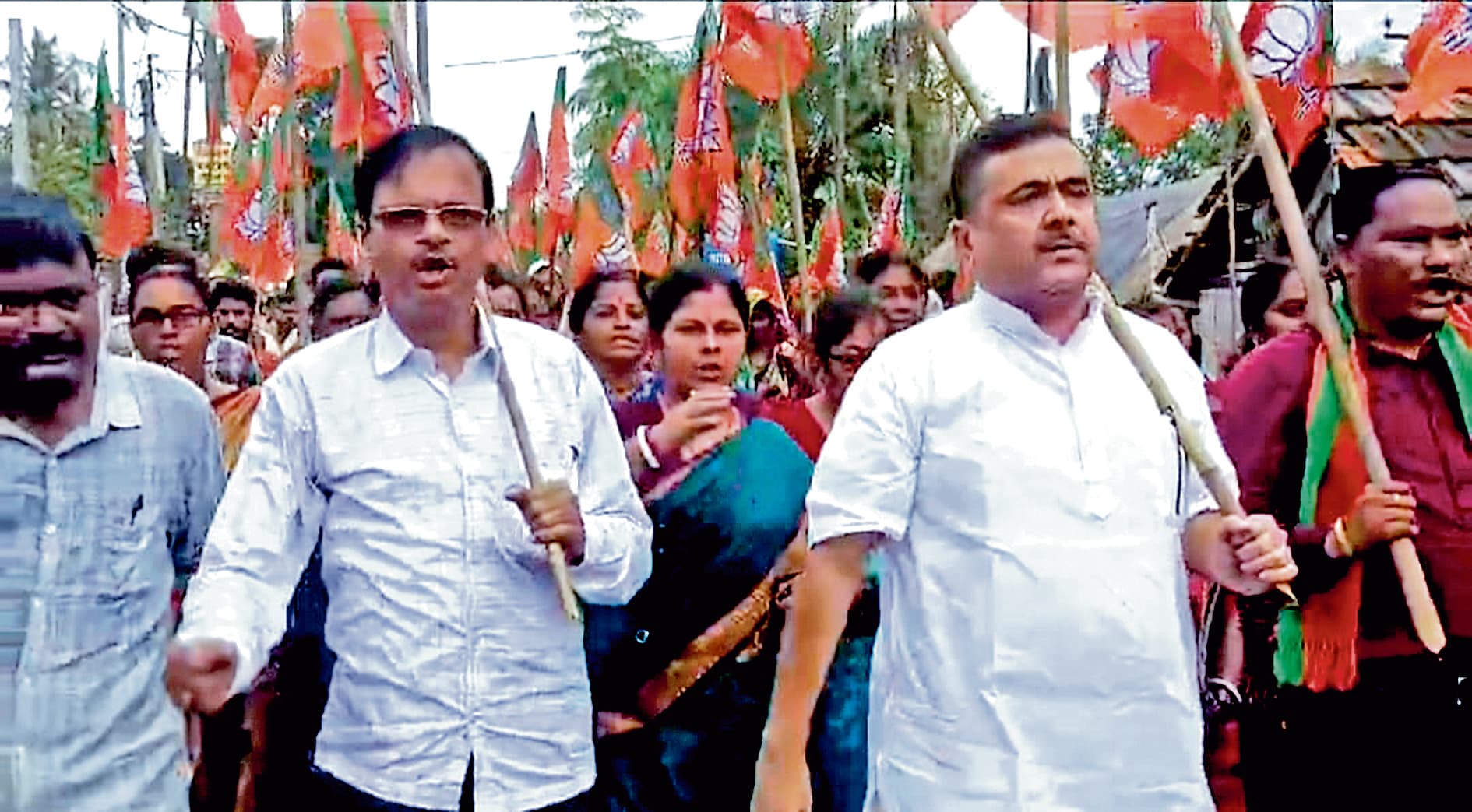 बंगाल बंद के दौरान भाजपा समर्थकों ने रोकीं ट्रेनें, पुलिस के साथ कई जगहों पर झड़प, भाटपाड़ा में फायरिंग व बमबाजी, दो जख्मी