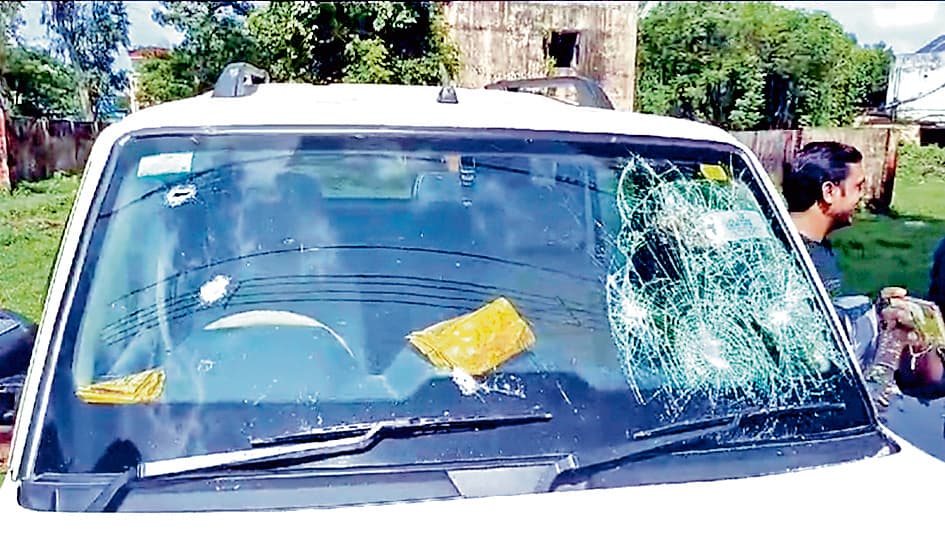 भाजपा नेता प्रियांगु पांडे की गाड़ी पर गोलीबारी, बम भी फेंके गये