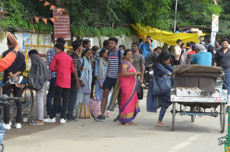 Ranchi news : ऑटो व ई-रिक्शा के पहिये थमने से परेशान रहे लोग, एंबुलेंस व मालवाहक से किया सफर