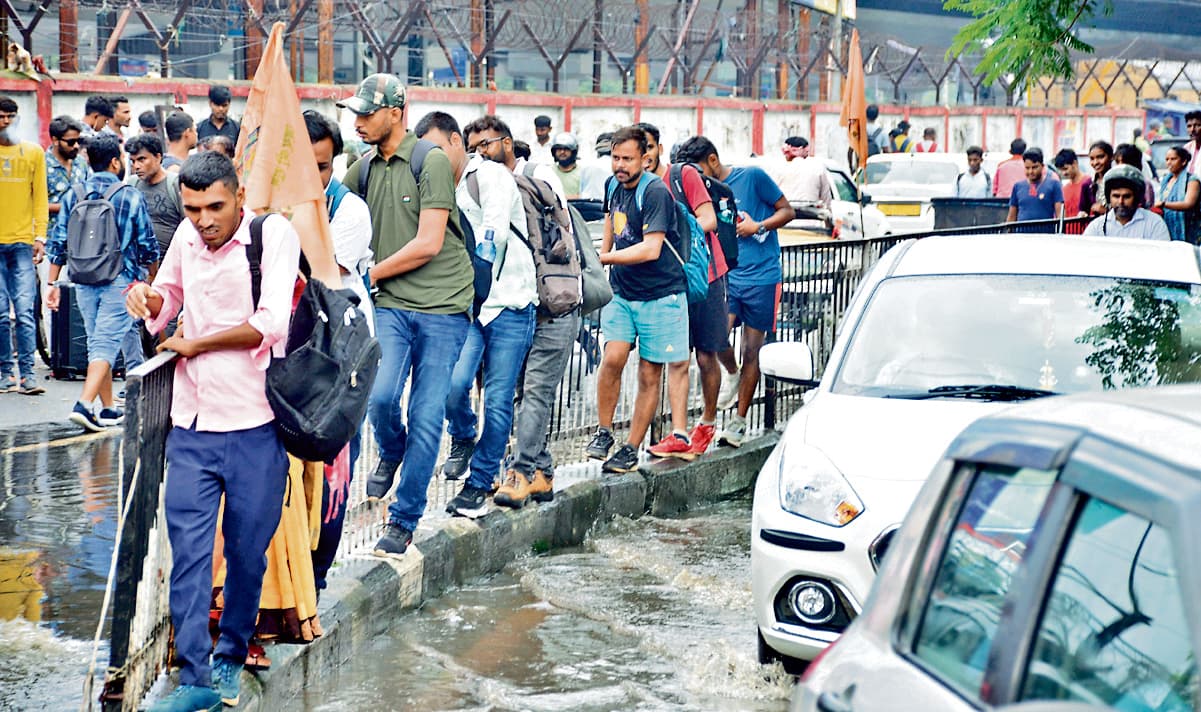 Ranchi news : एक घंटा की बारिश से सड़कों पर दो फीट तक भरा पानी