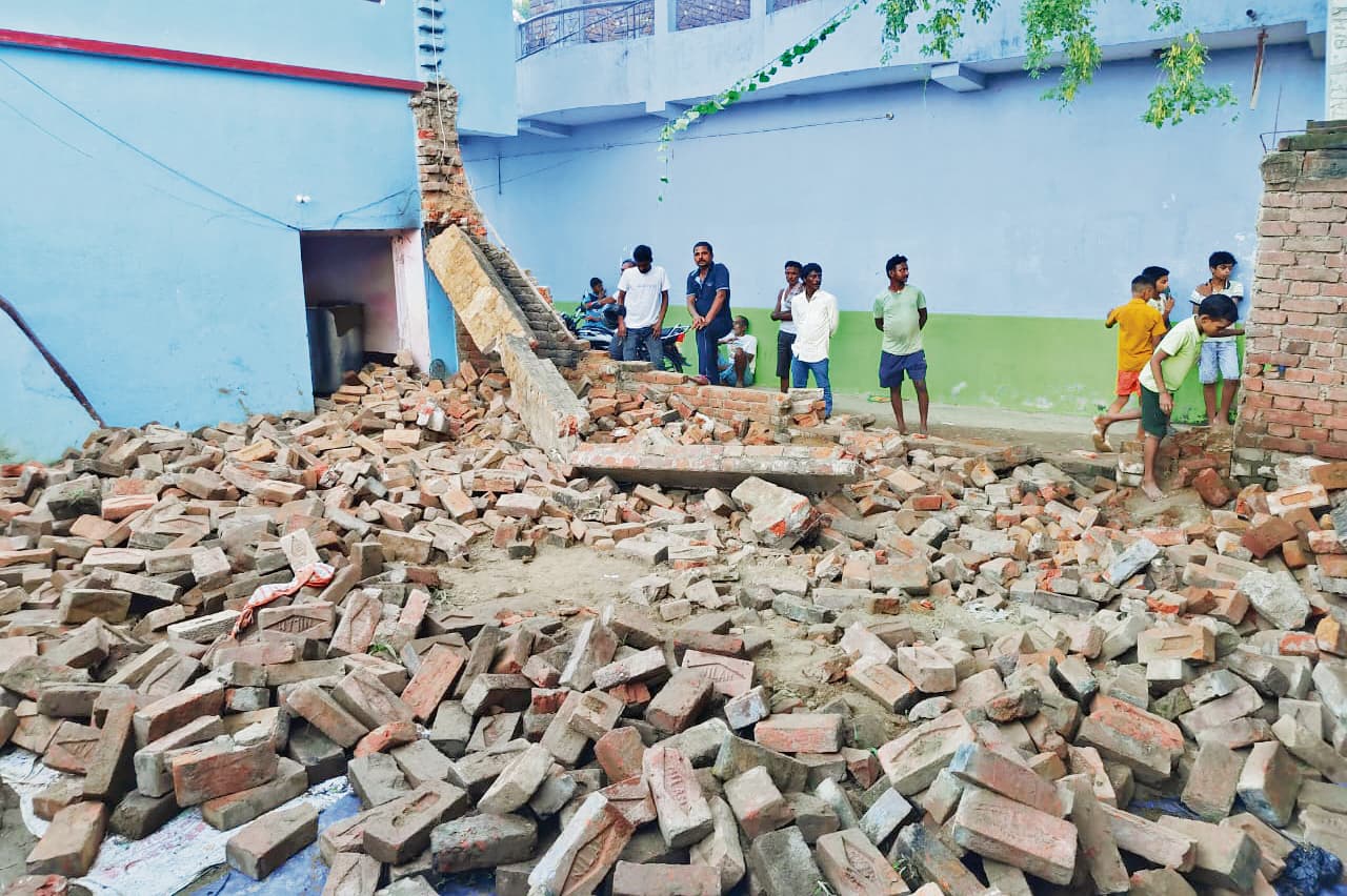 पुनपुन में प्रवचन के दौरान दीवार गिरी, 47 महिलाएं जख्मी, आयोजकों पर केस