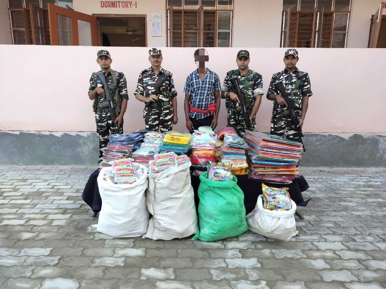 इंडो-नेपाल सीमा पर तस्करी के कपड़े के साथ तस्कर गिरफ्तार