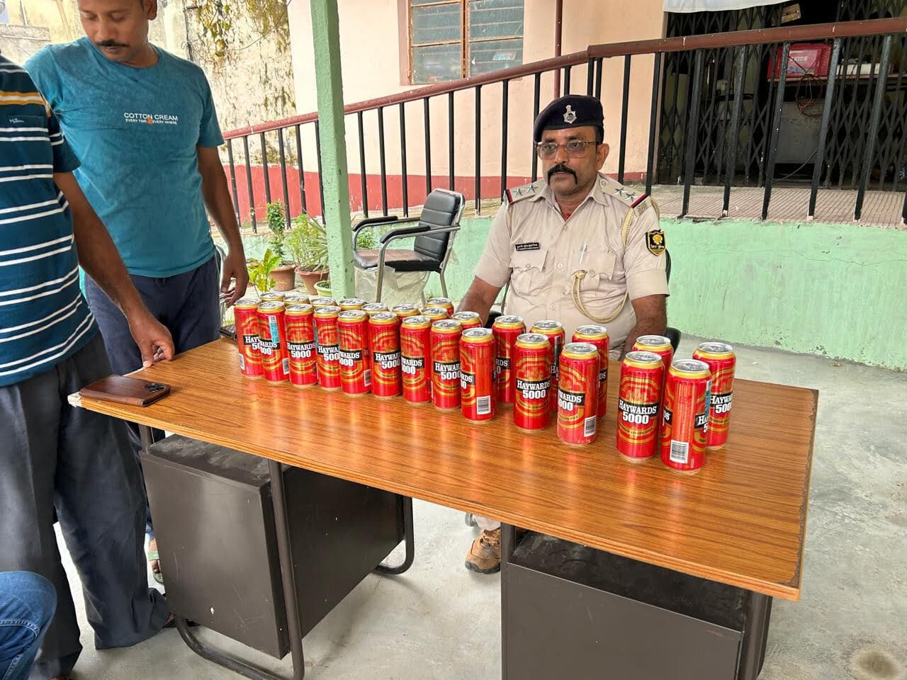 स्कूटी की डिक्की से 24 बोतल शराब बरामद