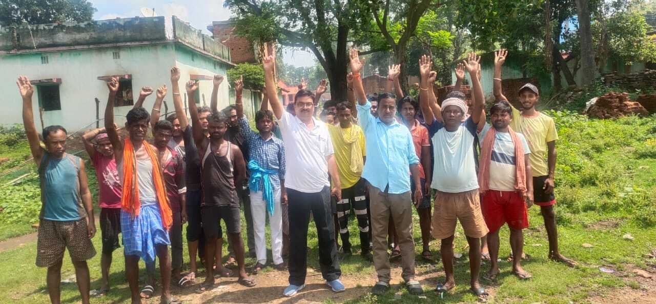 चार माह के बकाये वेतन की मांग, कर्मियों ने किया विरोध-प्रदर्शन