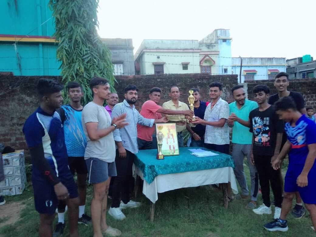 वॉलीबॉल के बालिका वर्ग में सेंट एंथोनी स्कूल की टीम विजय