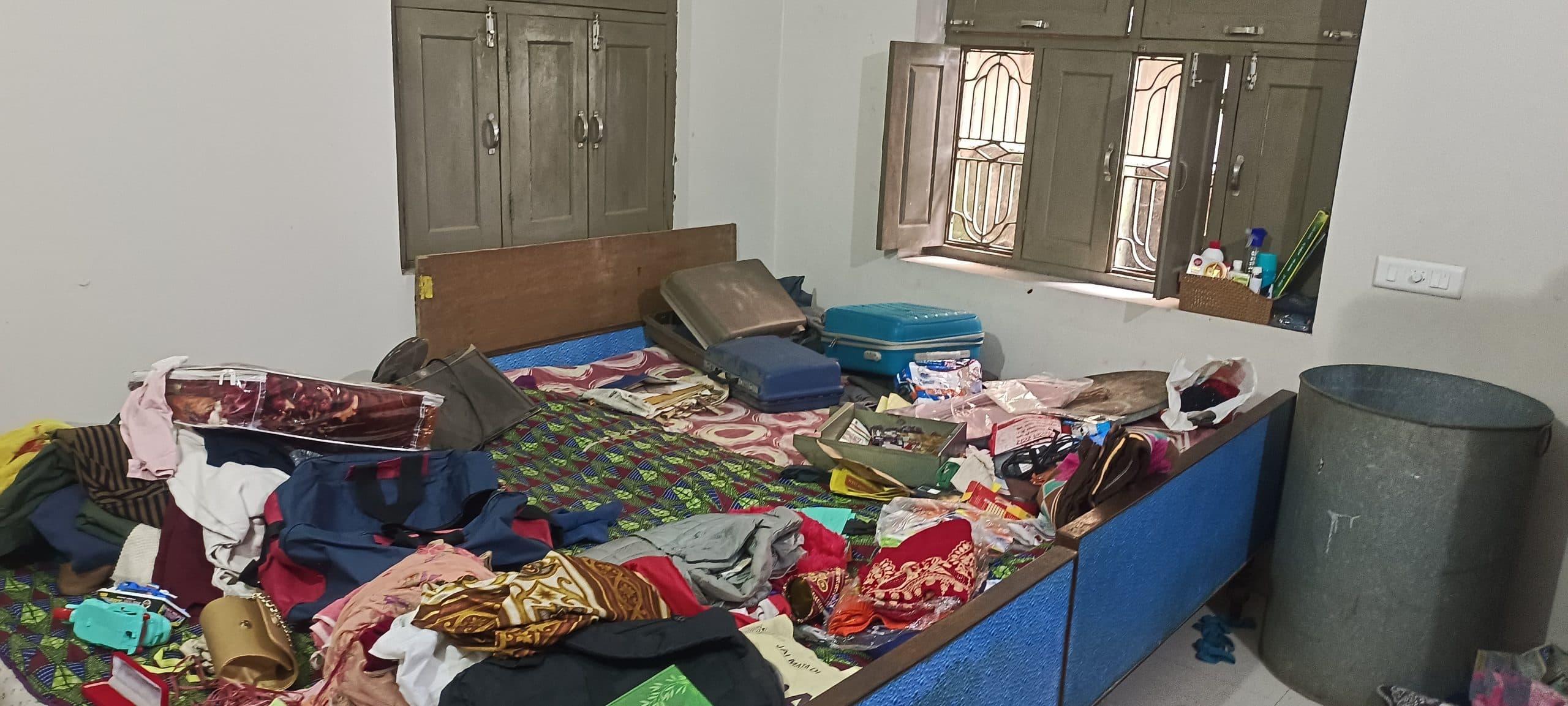 डाबरग्राम में खिड़की तोड़ कर घुसे चोर, लाखों के जेवर व रुपये ले भागे