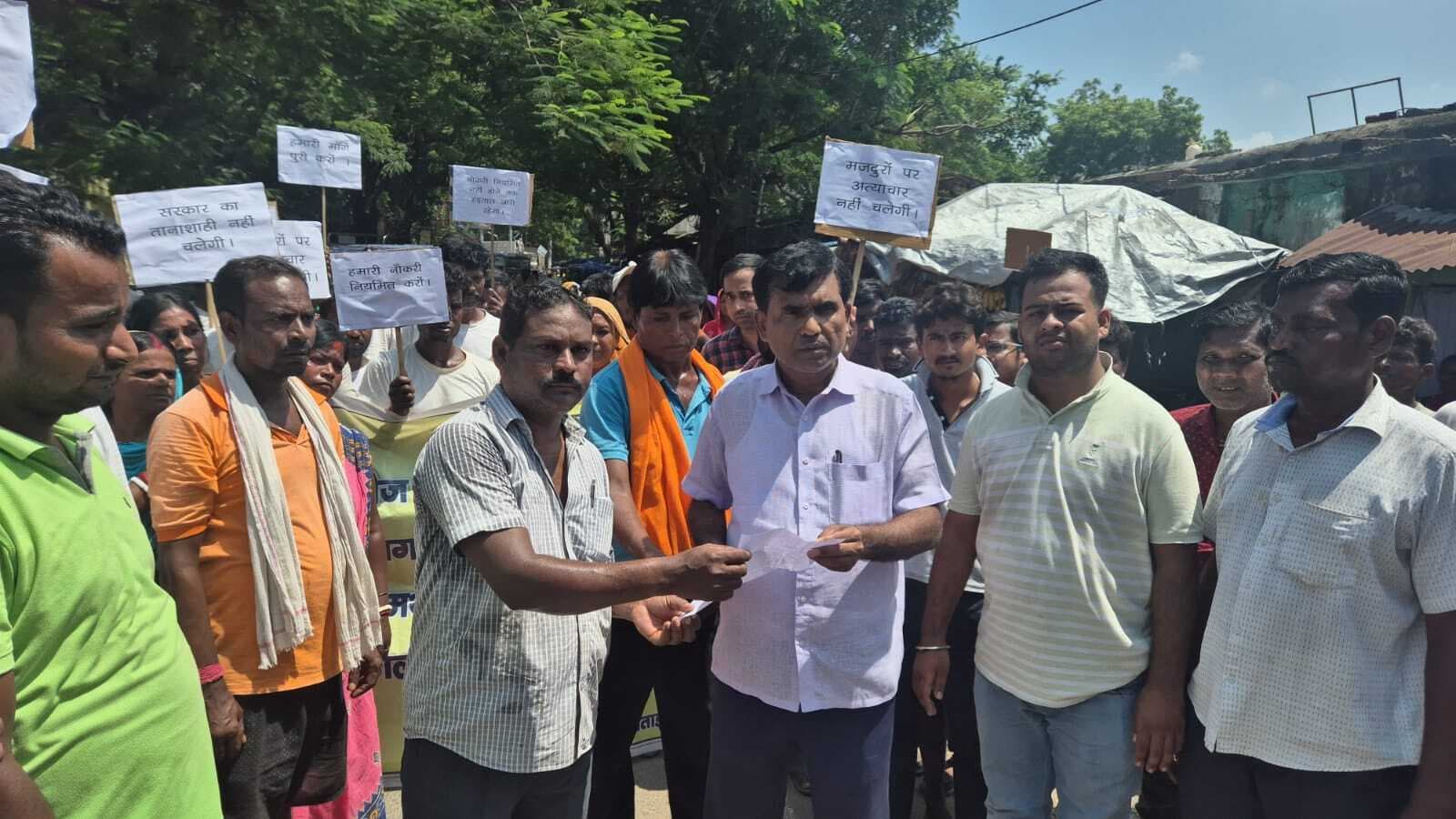 नपं कर्मियों ने वेतनमान/मानदेय में सुधार, भविष्य निधि का लाभ देने को लेकर की पदयात्रा