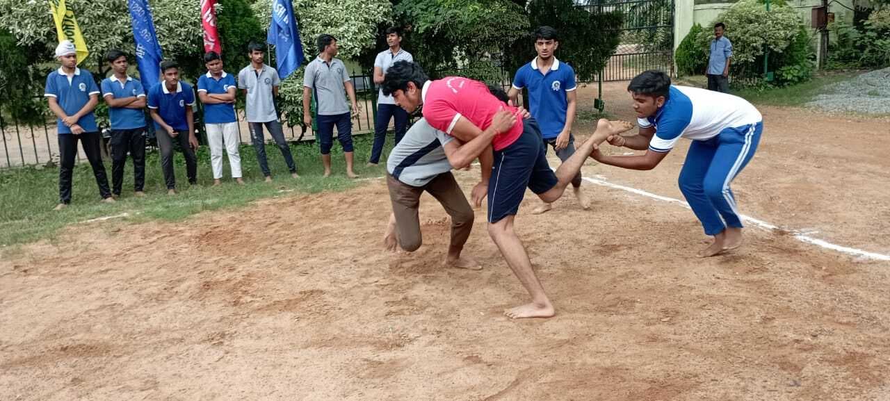 ब्लू बेल्स में खेलकूद का हुआ आयोजन