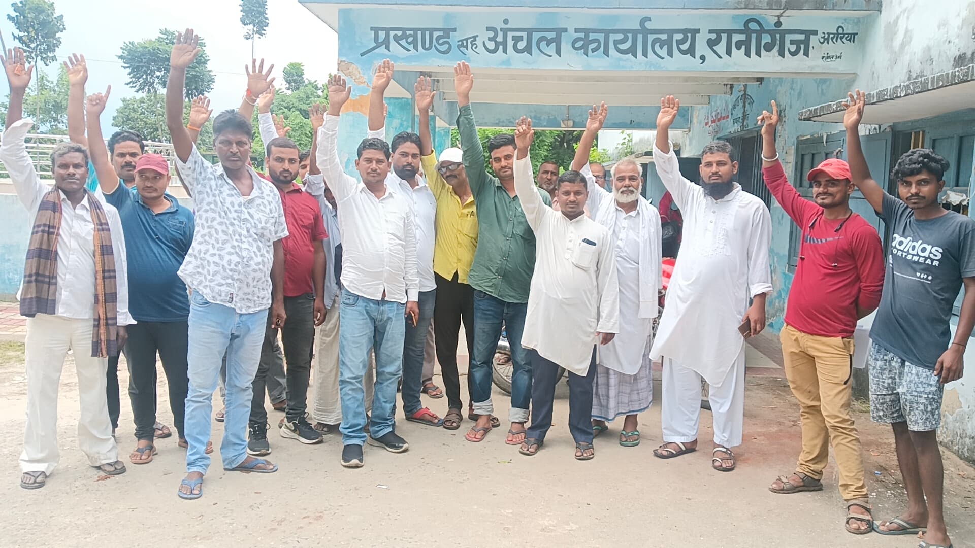 सीओ की कार्यशैली से नाराज लोगों ने किया प्रदर्शन