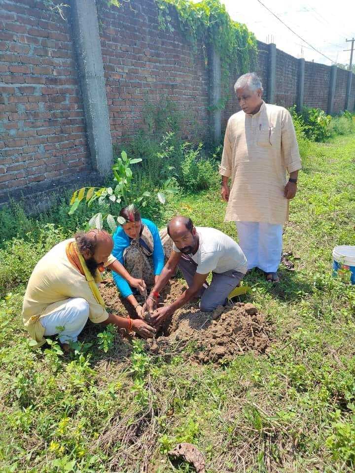 मेजर ध्यानचंद के जन्मदिवस पर आरएसएस कार्यकर्ताओं ने किया पौधरोपण