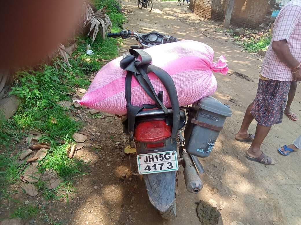 मिड डे मिल के चावल बेचते प्रभारी प्रधानाध्यापक पकड़े गये, ग्रामीणों ने बनाया बंधक