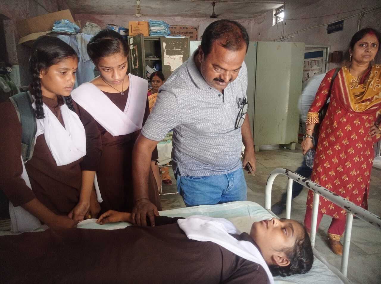 गर्मी की तपिश के कारण छात्रा हुई बेहोश