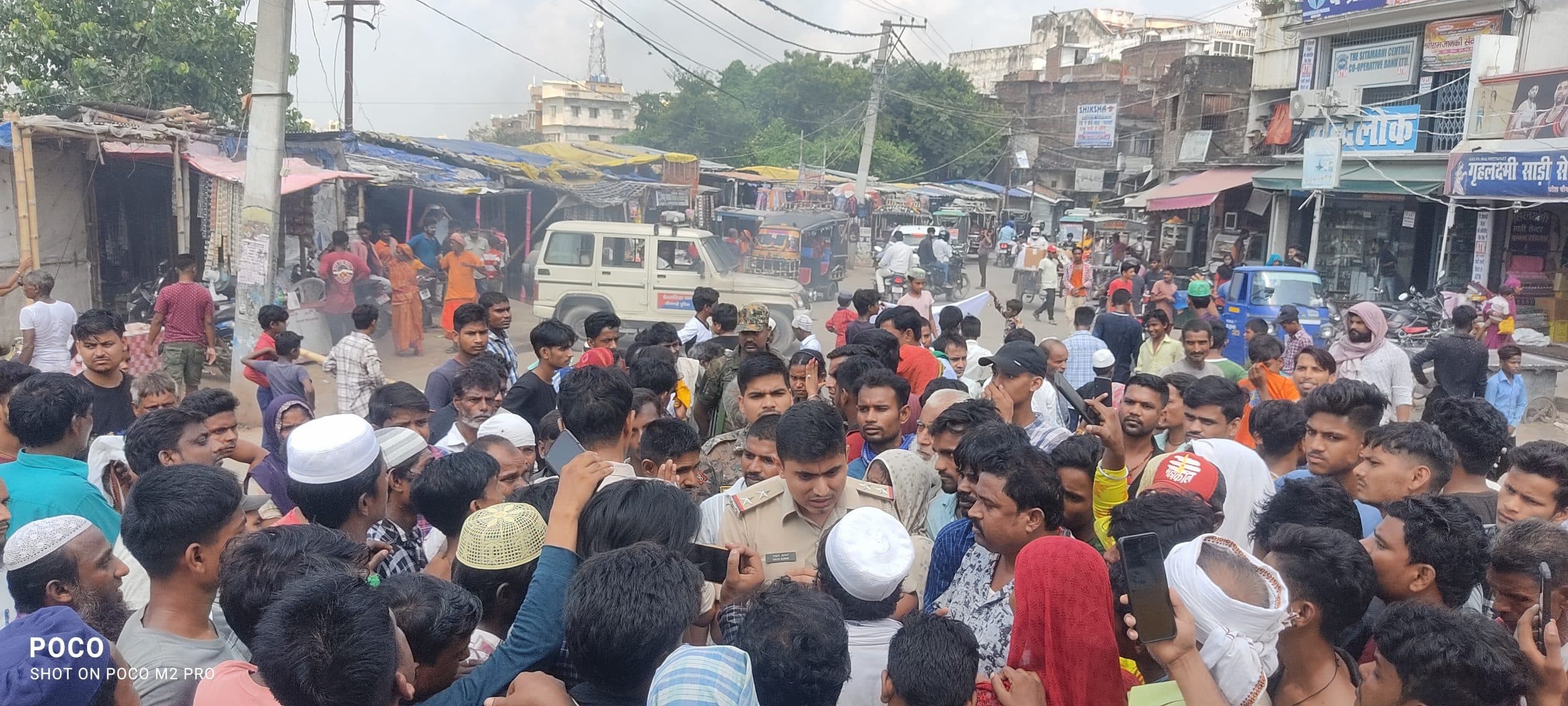 नवविवाहिता के हत्यारोपितों की गिरफ्तारी के लिए मायके वालों ने किया रोड जाम