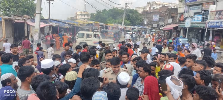 नवविवाहिता के हत्यारोपितों की गिरफ्तारी के लिए मायके वालों ने किया रोड जाम