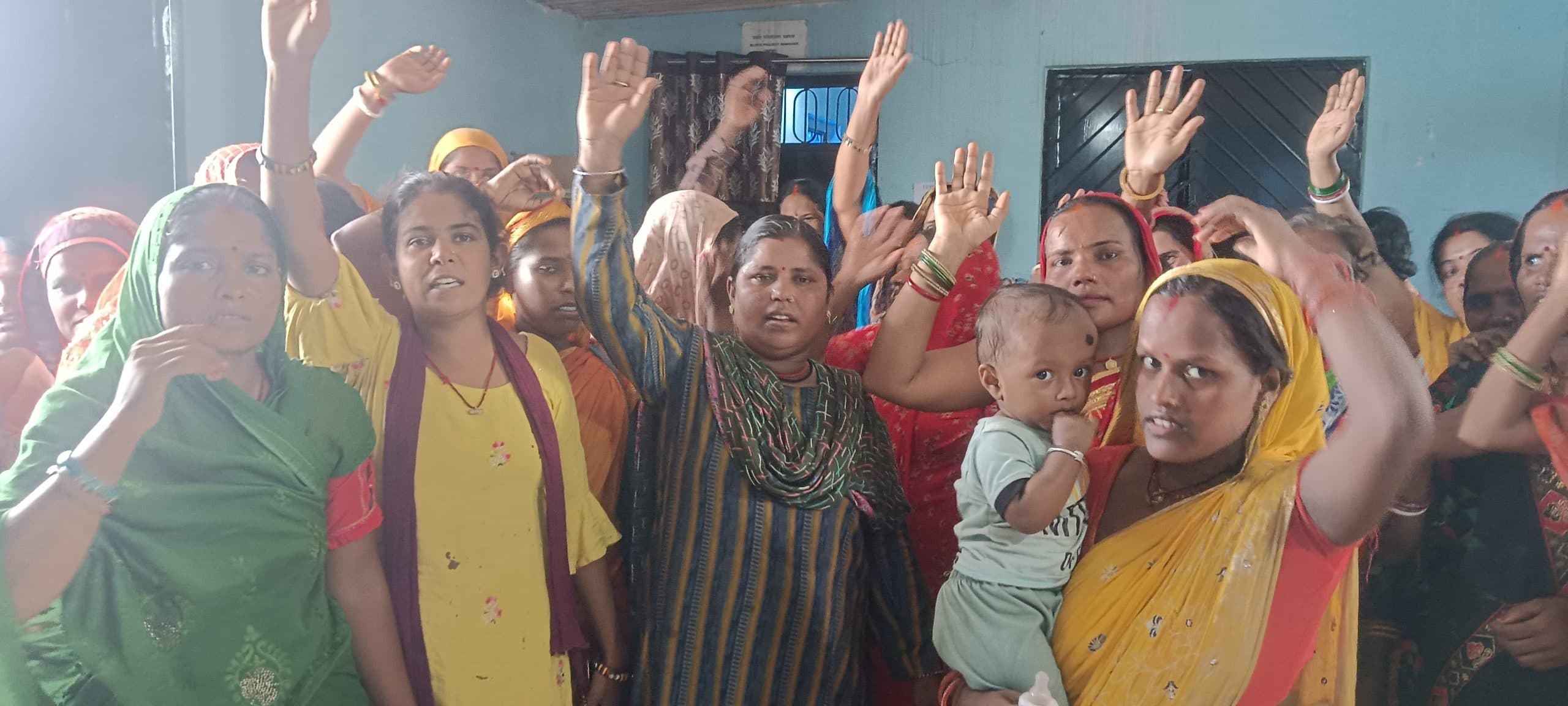 बीपीएम को जीविक कर्मियों ने बनाया बंधक