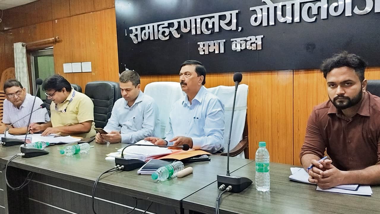 योजनाओं में भुगतान के बाद काम पूरा नहीं होने पर पंचायत सचिव से रिकवर करें राशि, दर्ज कराएं प्राथमिकी : डीएम