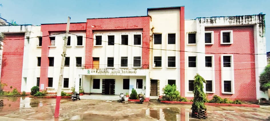 एएनएम स्कूल की चहारदीवारी नहीं होने से छात्राएं असुरक्षित