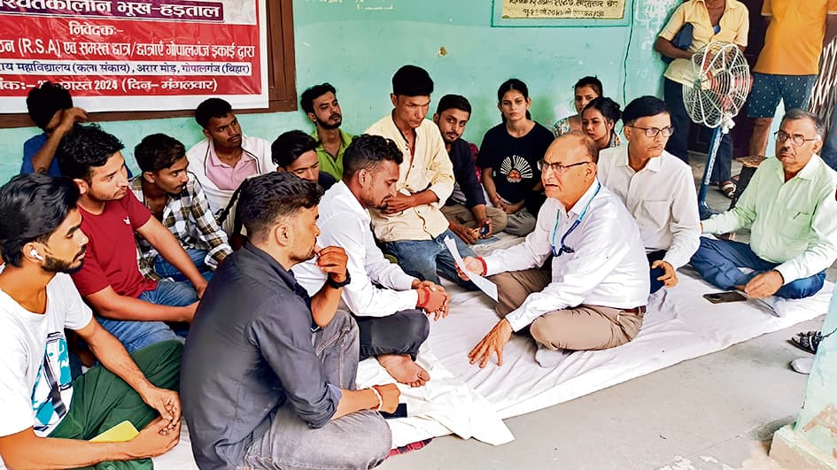 तीसरे दिन छात्र नेता की तबीयत बिगड़ी, कुलपति ने पहुंचकर तुड़वाया अनशन