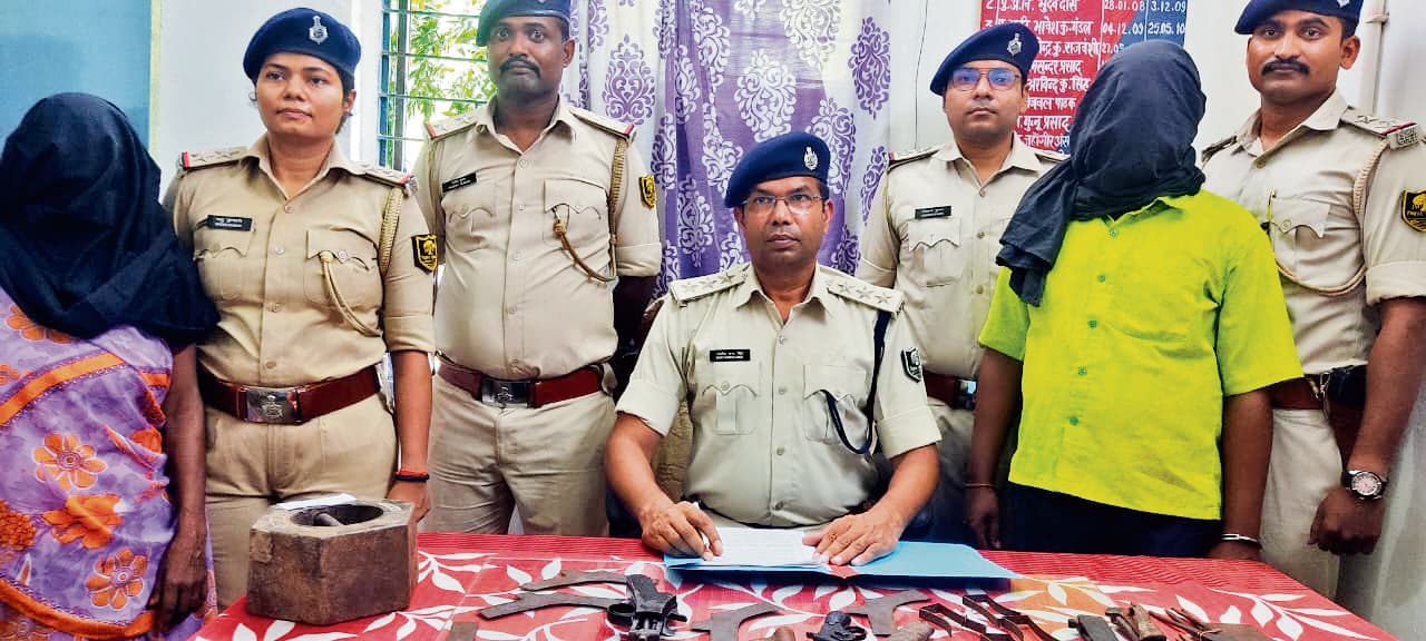 आयर में अवैध मिनी गन फैक्ट्री पकड़ायी, संचालक व एक महिला गिरफ्तार