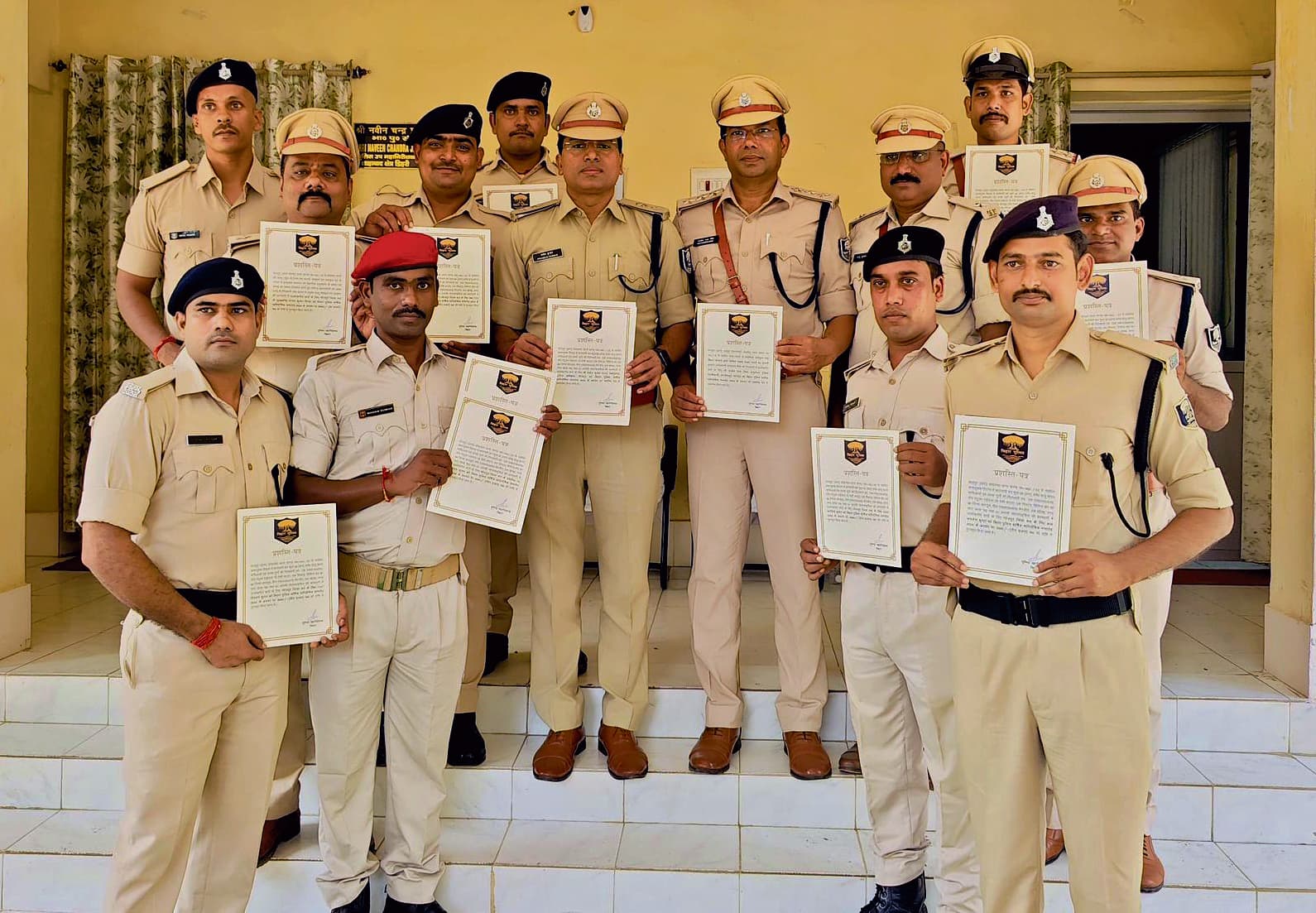 आरा : प्रोफेसर दंपती हत्याकांड समेत तीन मामलों के खुलासे को लेकर एसपी सहित 64 पुलिसकर्मी सम्मानित