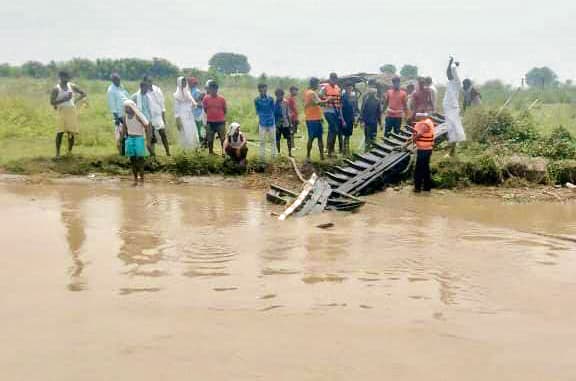 गंगा नदी में डूबी नाव को जहाज की मदद से निकाला गया, लापता दो लोगों की तलाश जारी