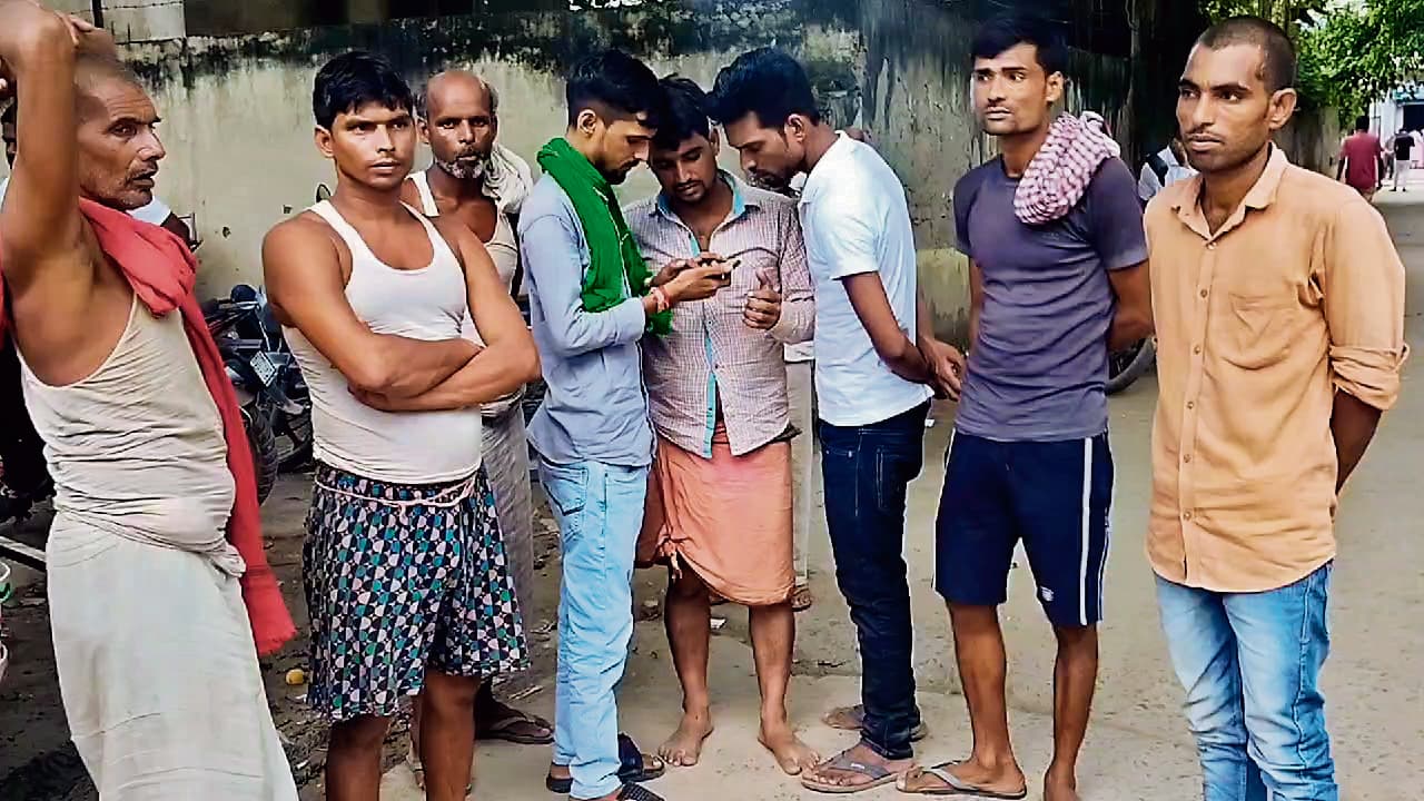 जेसीबी से खोदे गये पानी भरे गड्ढे में डूबने से बच्चे की मौत, परिजनों में मचा कोहराम