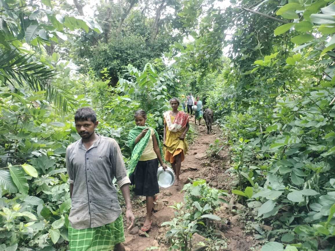 बड़ा कुड़िया के ग्रामीण झरने के दूषित पानी से बुझाते हैं अपनी प्यास, फैला डायरिया