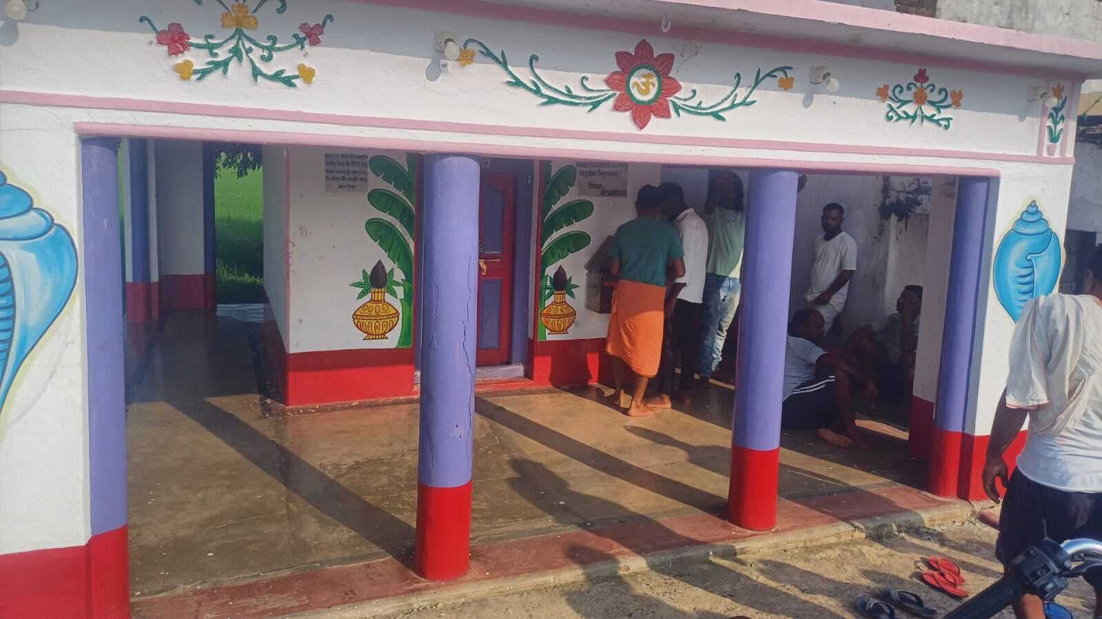 दान की पेटी का ताला तोड़कर हजारों रुपये की चोरी