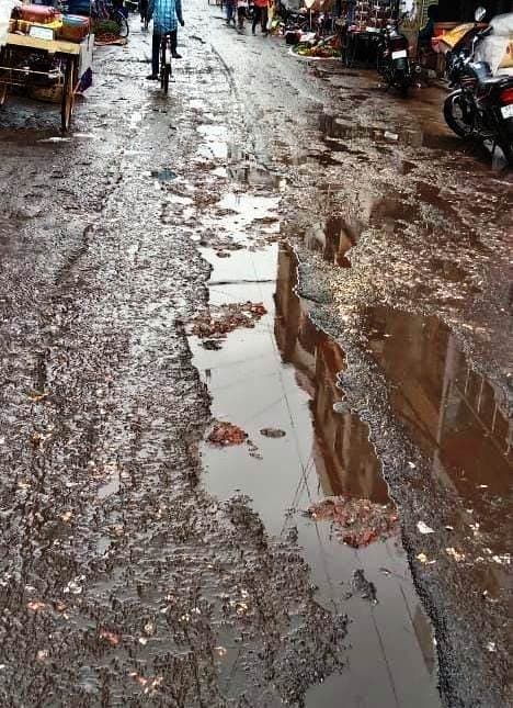 दुर्गा पूजा के पहले नप क्षेत्र की सड़क के निर्माण की संभावना कम