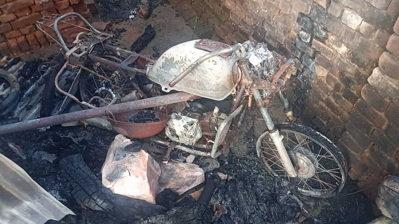 पड़ेरिया गांव: घर में लगायी आग