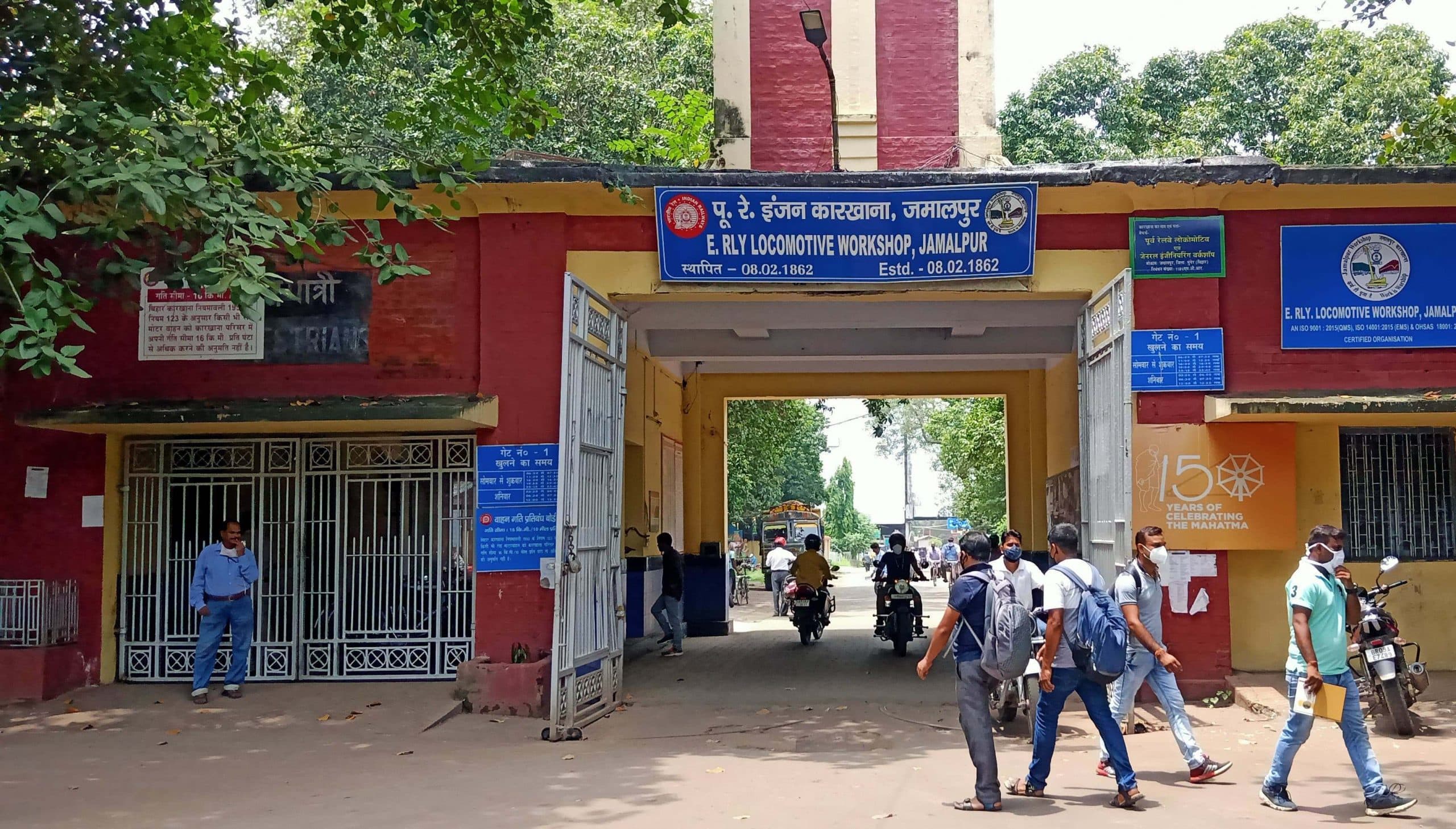 सीसीटीवी से लैस रेल कारखाने से चोरी हो रही बाइक