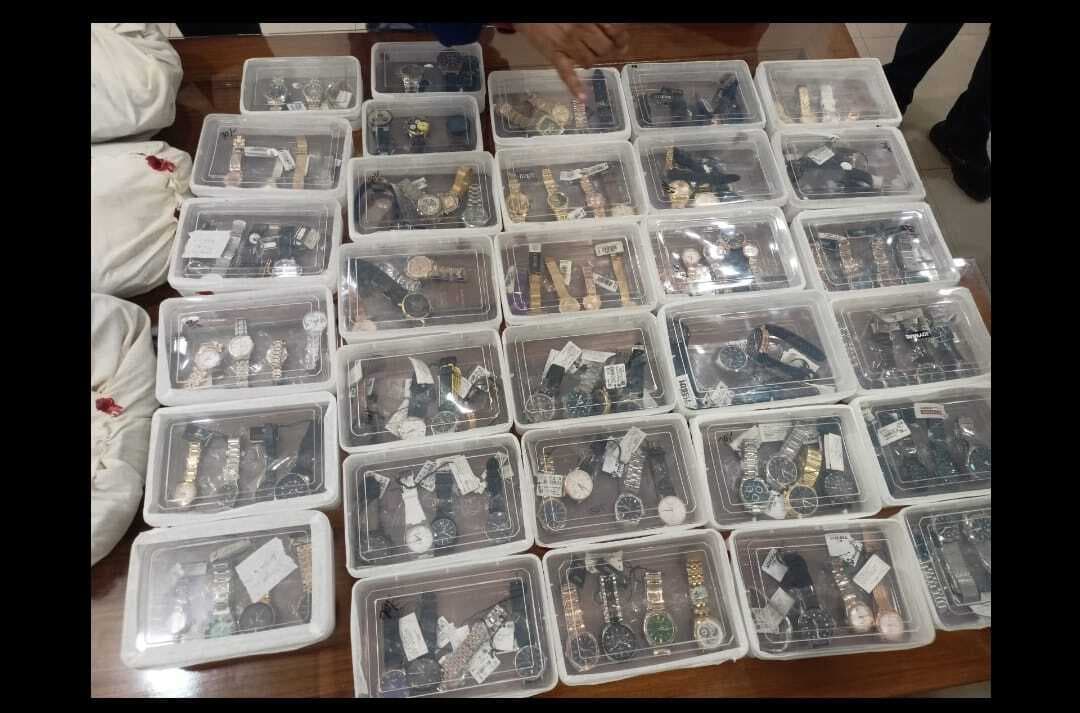 Motihari news : तीन करोड़ की घड़ी चोरी में घोड़ासहन के दो चोर नोयडा से गिरफ्तार