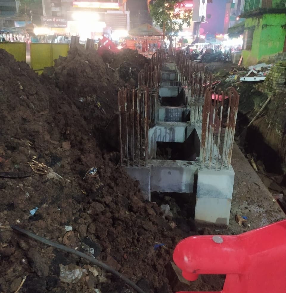 Ranchi news : खुदाई में पाइपलाइन मिलने से अलबर्ट एक्का चौक में फुट ओवरब्रिज का काम लटका