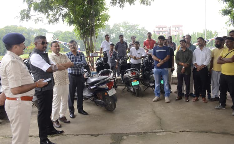 बाइक-स्कूटी चला स्कूल जा रहे 16 नाबालिग पकड़े गये