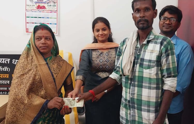 मुख्य पार्षद ने किया कबीर अंत्येष्टि योजना राशि का वितरण