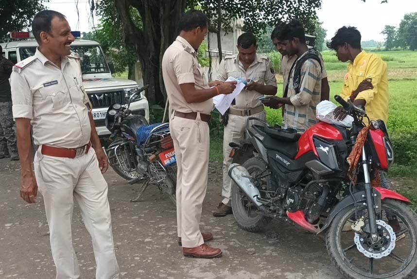 वाहन चेकिंग में पुलिस ने वसूला 30 हजार जुूर्माना