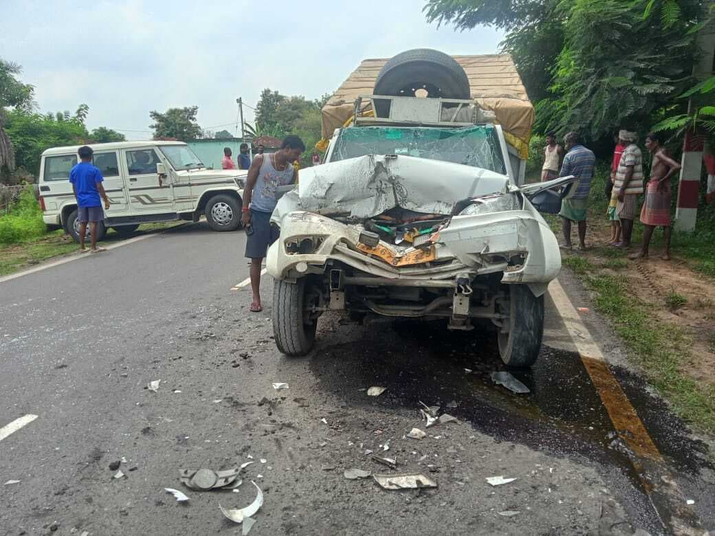 हादसा : हाइवा से टकराया पिकअप वैन, चालक व खलासी घायल